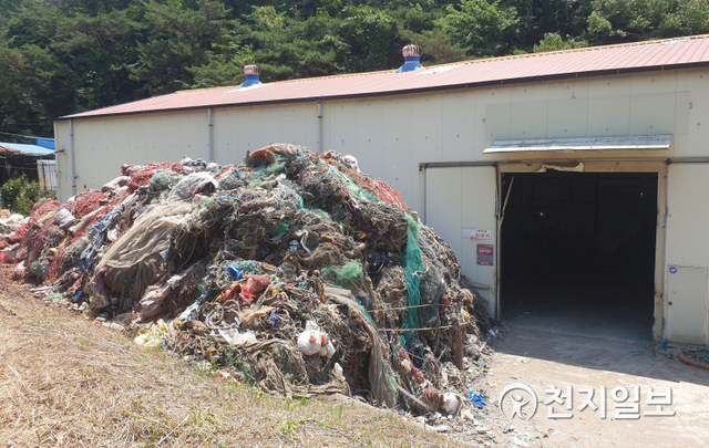 문산읍 상문리 소재 공장의 폐기물 400여톤 불법적치 모습. (제공: 진주시) ⓒ천지일보 2020.6.17