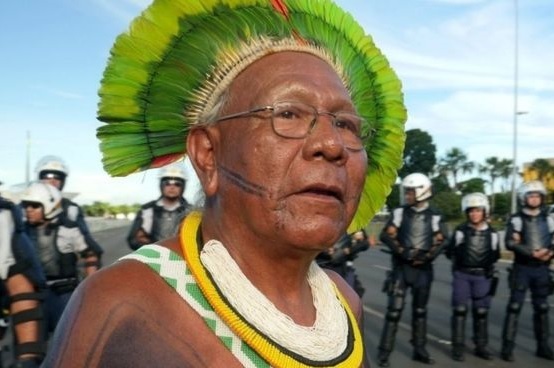 아마존 열대 우림의 가장 유명한 원주민 추장 중 한명인 폴린호 파이아칸 아마존 추장이 최근 코로나19에 걸려 사망했다(출처: 뉴시스)