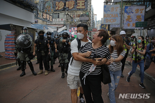 홍콩 몽콕에서 한 여성이 시위 지역에 접근하지 말라는 경찰의 경고에 언성을 높이며 말다툼을 하고 있다(출처: 뉴시스)