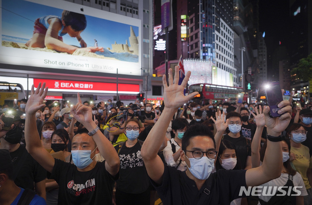홍콩 코즈웨이베이 등 도심 곳곳에서 12일 '범죄인 인도법' 심의를 막기 위해 시위대가 입법회를 봉쇄한 '6·12 충돌' 1주년 기념 집회가 열렸다(출처: 뉴시스)