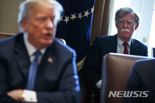 존 볼턴 신임 미국 국가안보보좌관이 지난해 4월 9일(현지시간) 워싱턴 백악관 내 캐비넷룸에서 열린 시리아 관련 군장성 회의에 배석해 도널드 트럼프 미 대통령을 바라보고 있다. (출처: 뉴시스)
