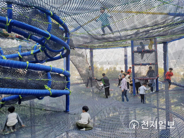 전북 정읍시 ‘유아 숲 체험원’에서 뛰노는 아이들. (제공: 정읍시) ⓒ천지일보 2020.6.19