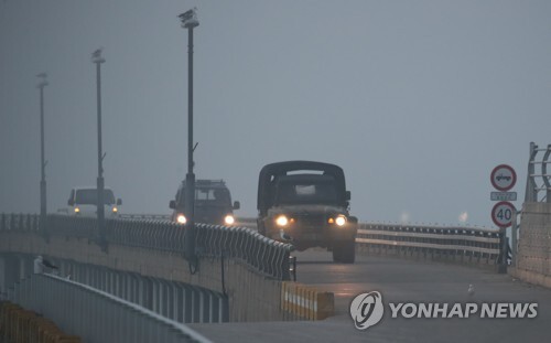 20일 오전 인천시 옹진군 대연평도에서 군 차량이 해안 순찰을 위해 연육교를 건너고 있다. (출처: 연합뉴스)
