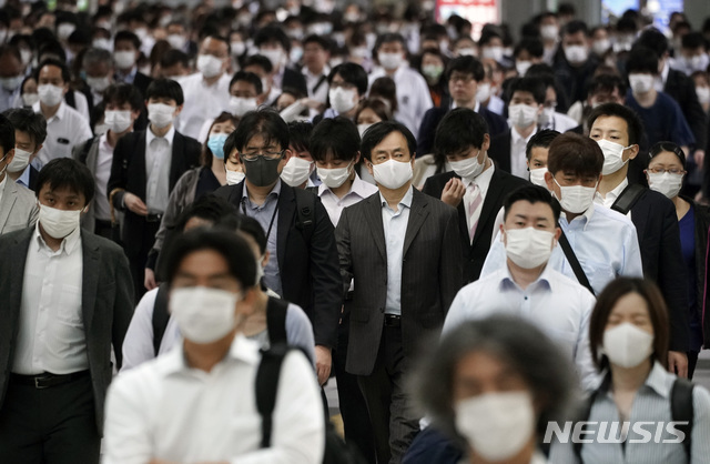 지난달 26일 일본 도쿄의 한 지하철 역이 마스크를 쓴 채 출근하는 사람들로 붐비고 있다. (출처: 뉴시스)