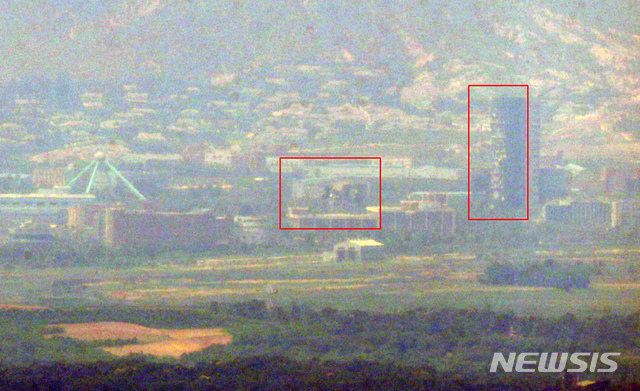 폭파된 남북공동연락사무소 청사[파주=뉴시스] 21일 경기 파주시 일대에서 바라본 북한 개성공단에 폭파된 남북공동연락사무소가 보이고 있다.