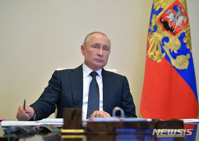 [모스크바=AP/뉴시스] 블라디미르 푸틴 러시아 대통령이 지난달 28일(현지시간) 모스크바 외곽 노보 오가르요보 집무실에서 신종 코로나바이러스 감염증(코로나19) 대응 화상회의를 주재하고 있다.