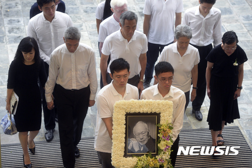 2015년 3월 리콴유 전 싱가포르 총리의 장례식. 왼쪽 두번째가 리셴양이며 가운데가 리셴룽 현 총리다. (출처: 뉴시스)
