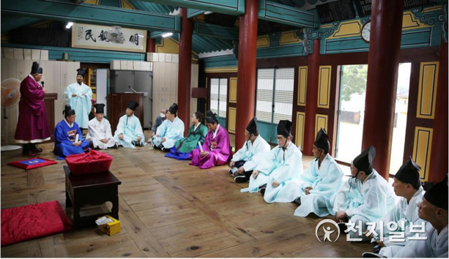 6월 19일 제주향교를 찾은 한국공자문화센터 일행이 명륜당에서 한국 234개 향교 방문 순례 종결식을 갖고 있다. (제공: 한국공자문화센터) ⓒ천지일보 2020.6.24