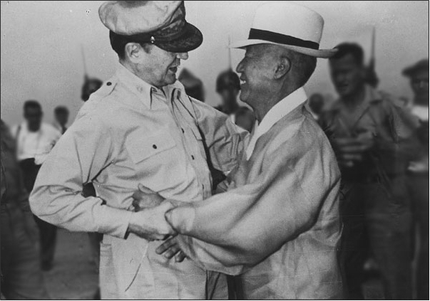 1950년 6월 29일 수원비행장에서 이승만 대통령과 맥아더 장군이 반갑게 인사하고 있다. (제공: 장순휘 박사) ⓒ천지일보 2020.6.24