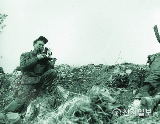 전쟁의 순간을 촬영(1951년). 전쟁 순간, 왼쪽 끝에서 촬영하고 있는 종군기자의 모습이다. 7인의 종군기자들 중 가장 많은 기록을 남긴 인물이다. (제공: 정성길 명예박물관장) ⓒ천지일보 2020.6.25