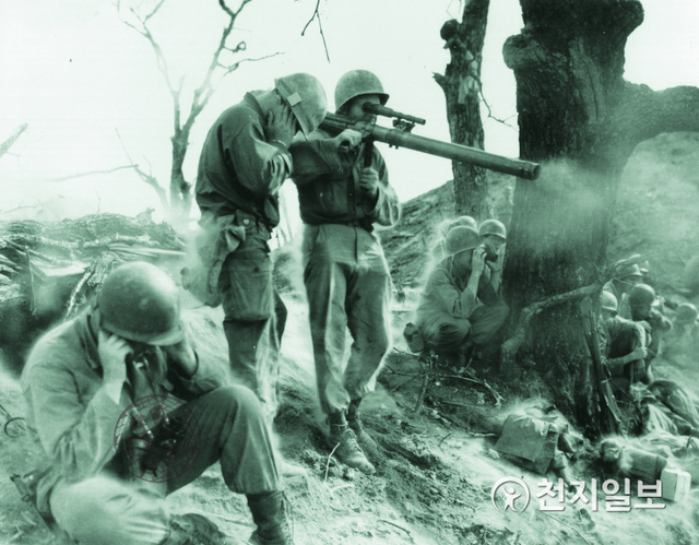 보병사단의 공격(1951년 9월 5일). 보병사단이 중공군 쪽으로 총격을 가하는 순간, 진동으로 주변 먼지들이 날리고 있다. (제공: 정성길 명예박물관장) ⓒ천지일보 2020.6.25