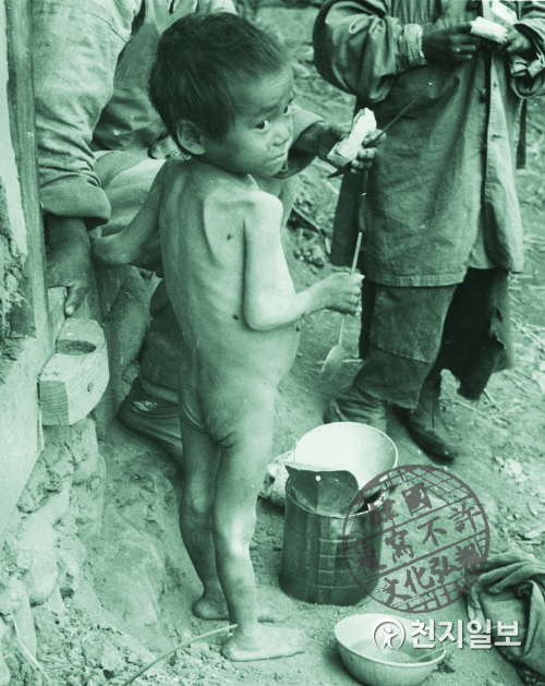 굶주림에 처한 아이(1951년 6월 25일 AP보도). 한국전쟁으로 인해 매년 심한 타격을 받고 있다. 그곳의 많은 사람들이 집을 잃고 굶주림에 처해 있다. 아이는 앙상한 뼈만 남아 숨조차 고르지 못하고 있다. (제공: 정성길 명예박물관장) ⓒ천지일보 2020.6.25
