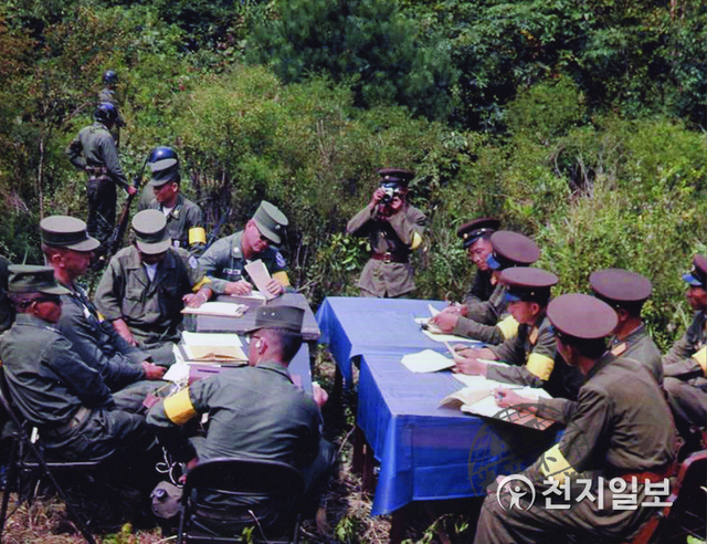 연합군과 북한조사단(1951년). 좌측 연합군과 우측 북한군이 나란히 앉아 군사분계선 경계설정 확인을 하고 있다. 지금의 군사 분계선은 이런 식으로 설정된 것이다. 인민군도 앞에서 촬영하고 있다. (제공: 정성길 명예박물관장) ⓒ천지일보 2020.6.25