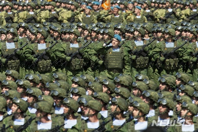 24일(현지시간) 러시아 모스크바 붉은광장에서 제2차 세계대전 승전 75주년 기념 군사 퍼레이드가 열려 러시아 낙하산부대원들이 행진하고 있다. (출처: 뉴시스)