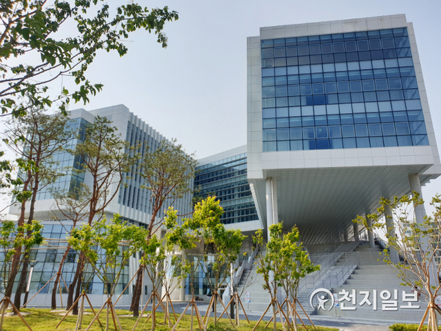 [천지일보 진주=최혜인 기자] 25일 오전 10시 30분 조규일 진주시장을 비롯한 도·시의원과 기관 및 단체장, 주민 등 150여명이 참석한 가운데 ‘천전동행정복지센터 이전 개소식이 열리고 있다.이날 조규일 시장은 “천전동행정복지센터 이전에 힘써준 모든 분에게 감사하다”며 “새 청사에서 양질의 주민밀착형 행정과 복지 서비스를 제공하고 주민 모두가 함께 어울릴 수 있는 공간으로 만들어나가겠다”고 밝혔다. (제공: 진주시) ⓒ천지일보 2020.6.25