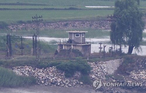 평온한 6.25 아침(인천=연합뉴스) 25일 인천 강화군 평화전망대에서 바라본 북한 황해북도 개풍군 초소에 북한군 두명이 앉아서 휴식을 취하고 있다.