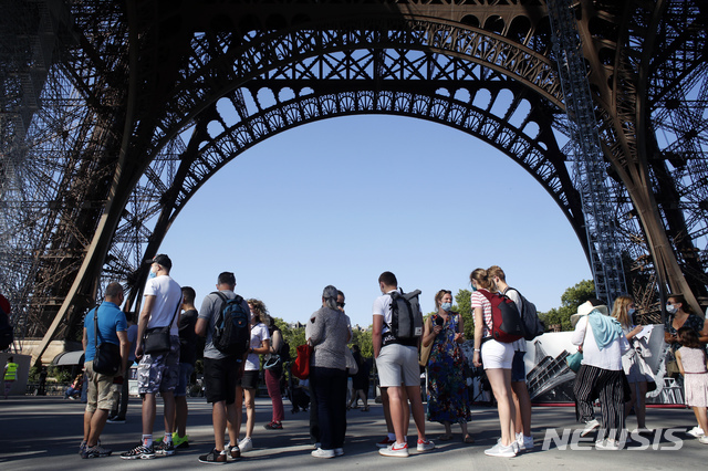 25일(현지시간) 프랑스 파리의 에펠탑이 부분 재개장해 관람객들이 줄 서 있다. 부분적으로 개방한 에펠탑은 입장 인원이 제한적이며 꼭대기 전망대는 7월 15일 개방한다. (출처: 뉴시스)