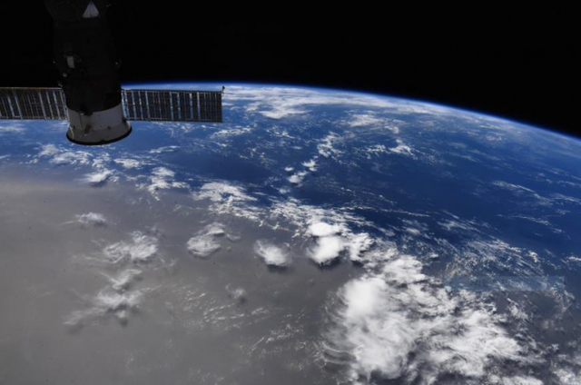 NASA 우주비행사가 국제우주정거장에서 찍은 사하라 먼지구름 (연합뉴스, 우주비행사 더그 헐리 트위터 캡처)