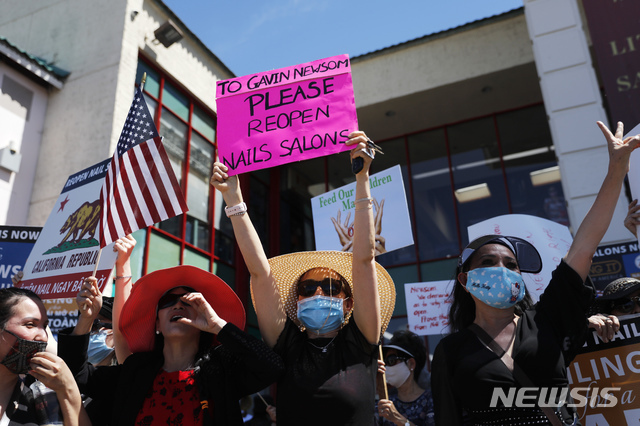 지난 8일(현지시간) 미국 캘리포니아주 웨스트민스터에서 네일 숍 주인과 직원들이 신종 코로나바이러스 감염증(코로나19) 관련 제한 조치를 해제하고 영업을 허용해달라고 시위하고 있다. (출처: 뉴시스)