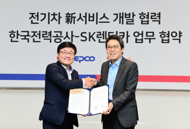 한국전력과 SK렌터카가 지난 25일 전기 렌터카 충전서비스를 개발하고자 ‘전기차 신서비스 개발협력 MOU’를 체결하고 기념촬영을 하고 있다. (제공: 한국전력) ⓒ천지일보 2020.6.26
