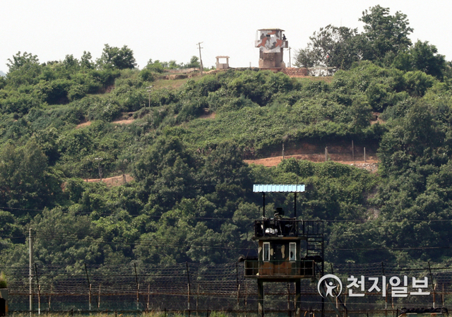 [천지일보=신창원 기자] 북한이 연일 대남비난 수위를 높이고 있는 가운데 14일 오후 경기도의 한 접경지역에서 바라본 한국군 초소 맞은편 북한군 초소에서 북한 군인이 근무를 서고 있다.ⓒ천지일보 2020.6.14