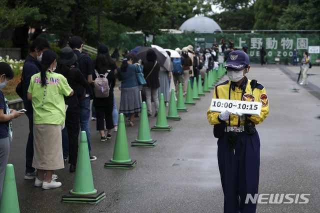23일(현지시간) 일본 도쿄의 우에노 동물원이 재개장해 입장하려는 관람객들이 길게 줄 서 있다(출처: 뉴시스)