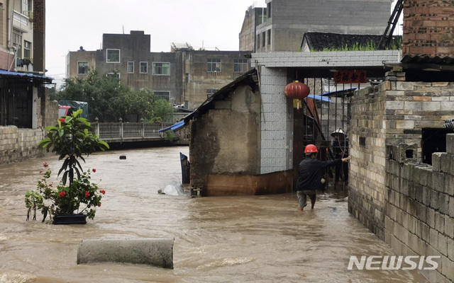 [후이수이(중 구이저우성)=AP/뉴시스] 지난 24일 중국 구이저우성 후이수이현에서 집중호우로 거리에 물이 차있다. 중국 남부지방에 지난달 말부터 약 한달동안 쏟아지면서 1300만명이 넘는 수재민이 발생하는 등 피해가 속출하고 있다. (출처: 뉴시스)