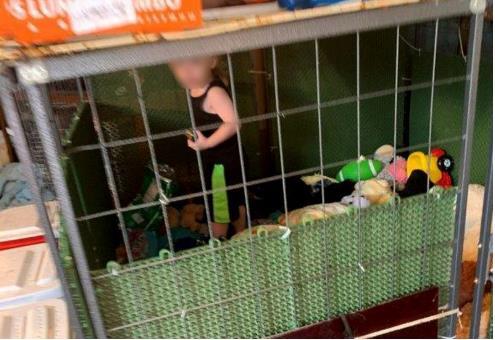 개 사육장에 방치돼있다가 구조된 18개월 아이 (출처: 미 테네시주 헨리 카운티 경찰이 공개한 사진, 연합뉴스)
