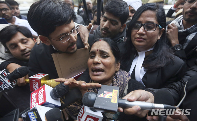 2012년 인도 뉴델리 버스 강간살인 희생자의 어머니가 7일 법원 앞에서 범인 4명에 대한 교수형 결정이 내려진 데 대해 언론에 소감을 밝히고 있다. (뉴델리=AP/뉴시스)