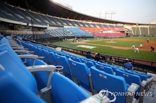 (서울=연합뉴스) 28일 서울 잠실야구장에서 2020 프로야구 두산과 NC의 경기가 무관중으로 열리고 있다.