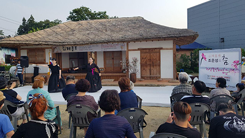 지난 27일 오후 김제풍류6, 조은성의 춤 ‘사람 몸짓 하나’ 공연이 동학농민혁명 원평집강소 야외마당에서 진행되고 있다.