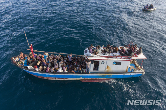 지난 24일(현지시간) 인니 앞바다서 구조된 로힝야족 난민들. (출처: 뉴시스)