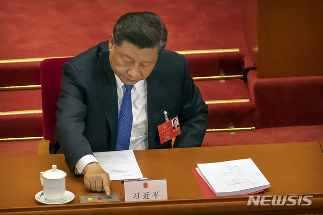 시진핑 중국 국가주석이 지난 5월 28일 베이징에서 열린 제13기 전국인민대표대회 제3차 전체회의 최종회기에 참석해 홍콩 국가보안법안 의결을 위해 투표하고 있다. (출처: 뉴시스)