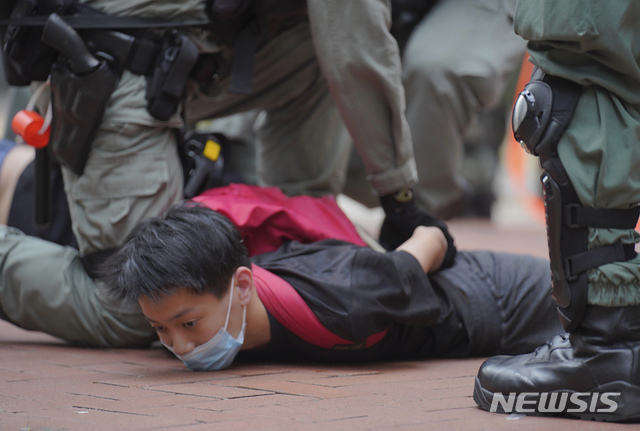 홍콩에서 지난 24일 국가보안법 반대 시위에 참가한 사람이 경찰에 진압되고 있다.  (출처: 뉴시스)