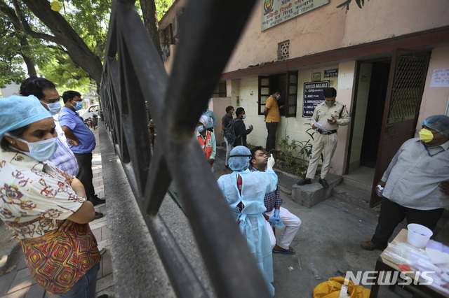 지난 10일(현지시간) 인도 뉴델리에서 주민들이 신종 코로나바이러스 감염증(코로나19) 검사를 받고 있다. (출처: 뉴시스)