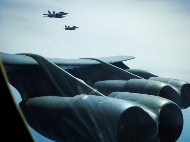 17일 미 해군 전자전기인 E/A-18G 그라울러가 B-52H 폭격기와 초계 비행 중인 모습을 기내에서 찍은 모습. (출처: 미 태평양 공군사령부) ⓒ천지일보 2020.6.19