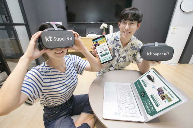 국내 대표 VR 플랫폼 사업자 KT가 롯데렌탈과 함께 개인형 실감미디어 서비스 ‘슈퍼VR’의 인수형 장기 렌탈 상품을 월 2만원대 콘텐츠까지 즐길 수 있는 합리적인 구성으로 선보인다고 29일 밝혔다. KT 직원들이 슈퍼 VR 장기 렌탈 상품을 소개하고 있다. (제공: KT)