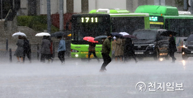 [천지일보=남승우 기자] 전국적으로 요란한 봄비가 내린 17일 오후 서울 세종대로에서 시민들이 우산을 쓴 채 발걸음을 재촉하고 있다. ⓒ천지일보 2020.4.17