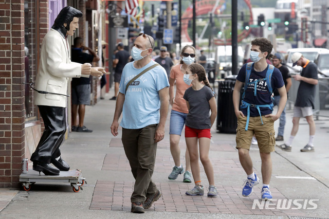 30일(현지시간) 미국 테네시주 내쉬빌시 거리에서 시민들이 마스크를 착용하고 걷고 있다. 내쉬빌시 보건부는 코로나19 바이러스 확산을 막기 위해 마스크 명령을 시행했다. (출처: 뉴시스)