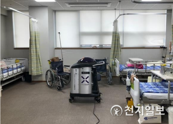 병원에 설치된 UV광선 로봇. (제공: 케이웨더) ⓒ천지일보 2020.7.1