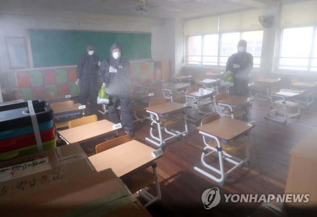 대전시 동구 대전천동초등학교에서 방역업체 관계자가 학교 시설을 방역 및 소독하고 있다. (출처: 연합뉴스)