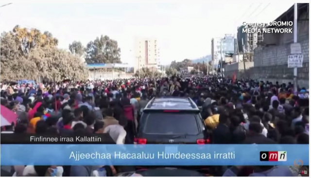 에티오피아 최대 부족 오로모족 출신 가수 하차루 훈데사(34)의 피살에 분노하는 시위대의 모습. (출처: 유튜브 로이터 계정 영상 화면캡처)