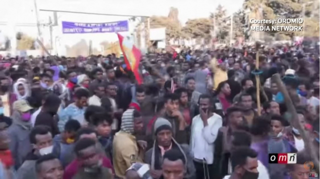 에티오피아 최대 부족 오로모족 출신 가수 하차루 훈데사(34)의 피살에 분노하는 시위대의 모습. (출처: 유튜브 로이터 계정 영상 화면캡처)