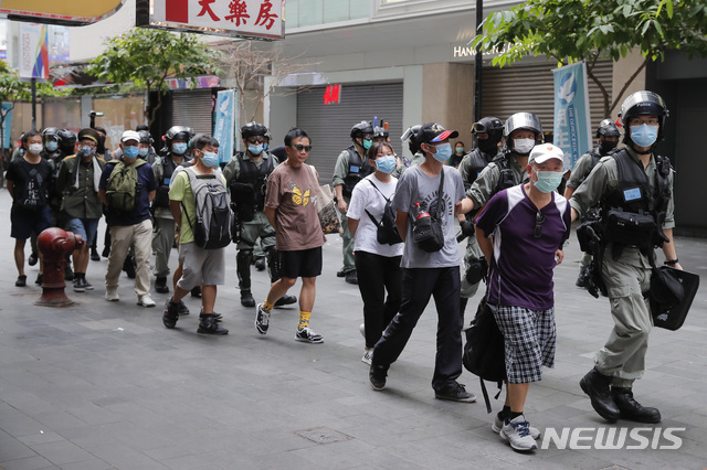 홍콩 국가보안법 시행 첫 날인 1일 홍콩 코즈베이웨이에서 반대 시위를 벌이던 시위대가 경찰에 연행되고 있다. 이날 밤 10시께까지 약 370명이 경찰에 체포됐다. (출처: 뉴시스)