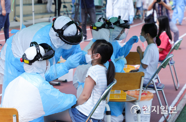 천동초등학교 학생들이 코로나19 검사를 받는 모습. (제공: 대전시) ⓒ천지일보 2020.7.3