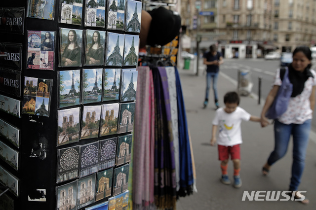 1일(현지시간) 프랑스 파리의 기념품 가게 앞을 행인들이 지나가고 있다. (출처: 뉴시스)