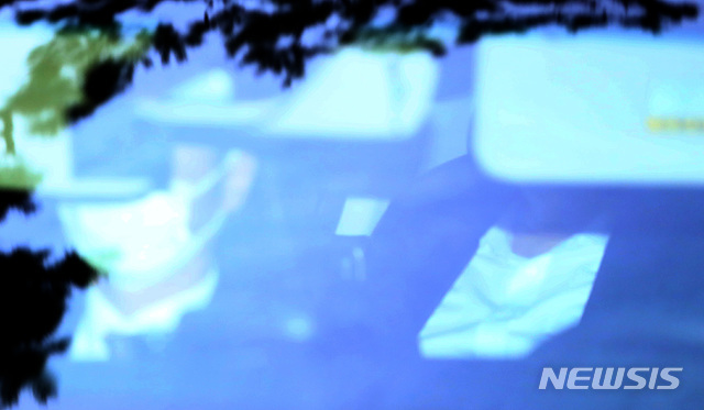 약 9시간에 걸친 검사장회의를 마친 윤석열 검찰총장이 차량을 타고 3일 오후 서울 서초구 대검찰청을 나서고 있다. (출처: 뉴시스)