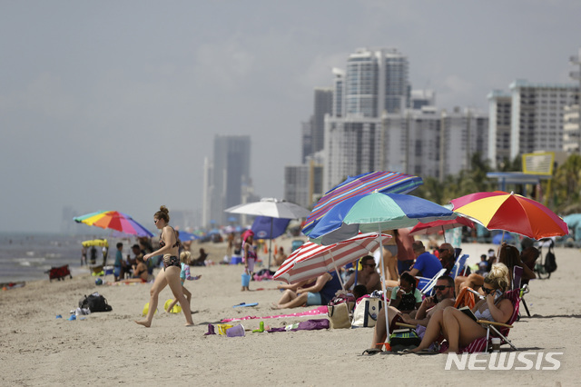 2일(현지시간) 미국 플로리다주 소재 할리우드 해변에 사람들이 모여있다. (출처: 뉴시스)