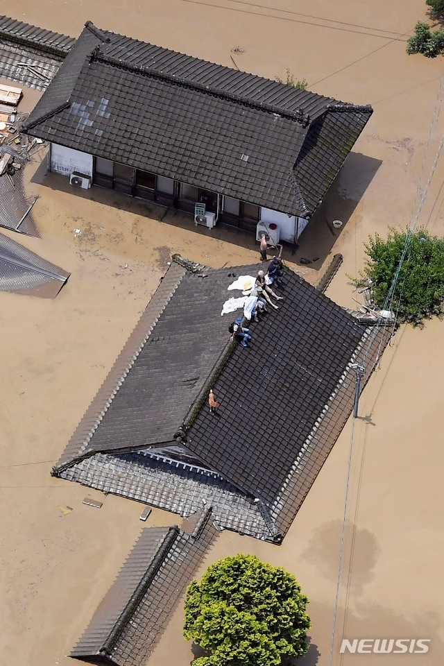 일본에서 본격적인 장마철이 시작되면서 규슈지역 구마모토현에 기록적인 폭우가 내려 인명피해가 늘어나고 있다(출처: 뉴시스)