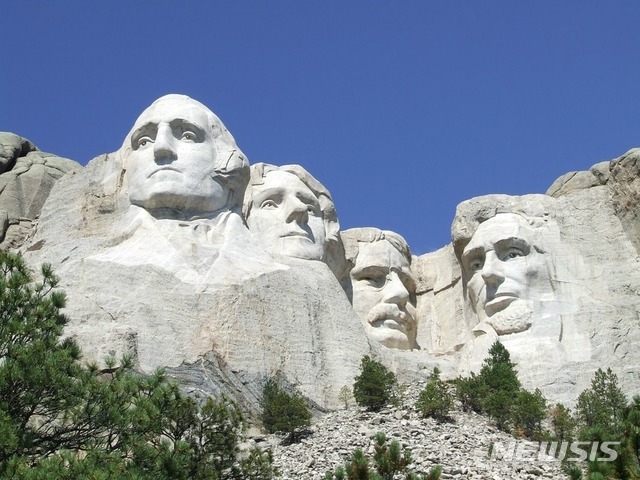 에이브러햄 링컨 등 미국 역대 대통령 4명의 얼굴 조각상이 있는 것으로 유명한 미국 사우스다코타 소재 러시모어산 전경(출처: 뉴시스)